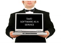 Čovek obučen kao kelner poslužuje laptop sa natpisom SaaS - Software as a Service