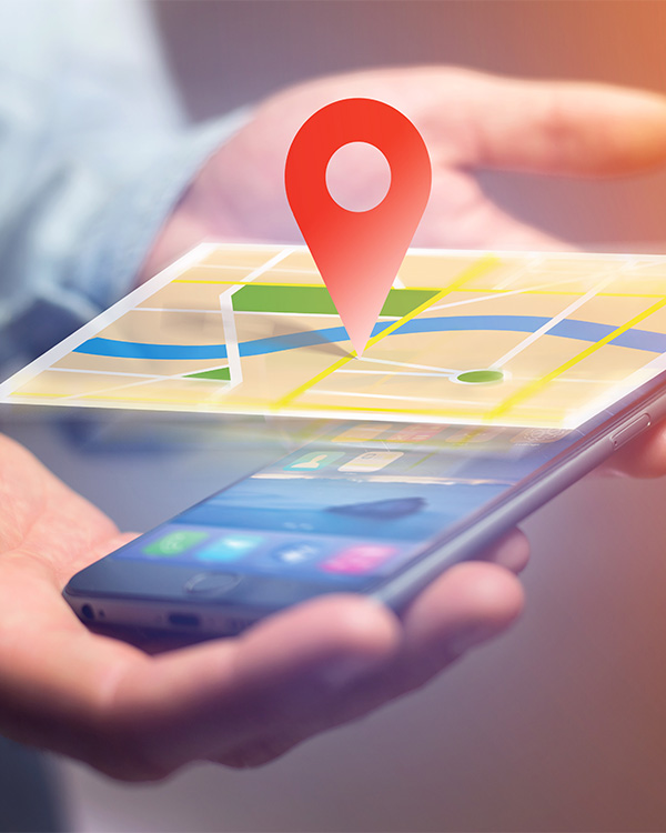 Mobilni telefon sa GPS mapom i lokacijskim markerom u ruci
