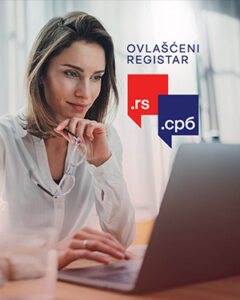 Prikaz žene koja koristi laptop za registraciju .rs i .срб domena kod ovlašćenog registra.