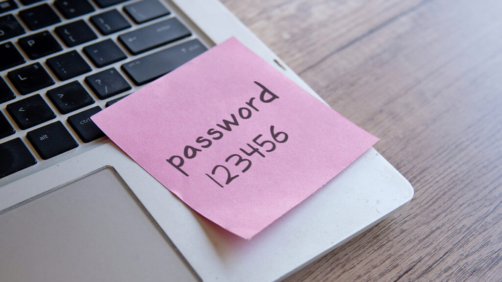 ID Alarm - Papirić sa lozinkom 123456 zalepljen na laptop – primer nesigurne lozinke, 2025