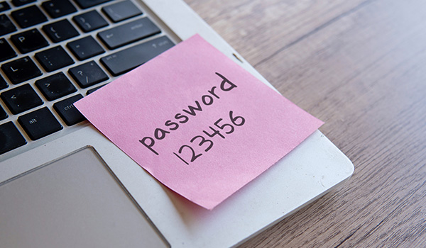 ID Alarm - Papirić sa lozinkom 123456 zalepljen na laptop – primer nesigurne lozinke, 2025