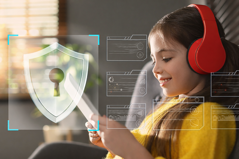 Devojčica koristi tablet uz prikaz digitalne zaštite i privatnosti na internetu-2026-bezbednost deteta na internetu