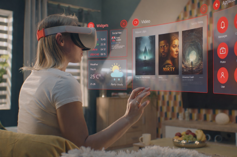 Osoba koristi VR naočare i pametni TV interfejs , budućnost 2026.